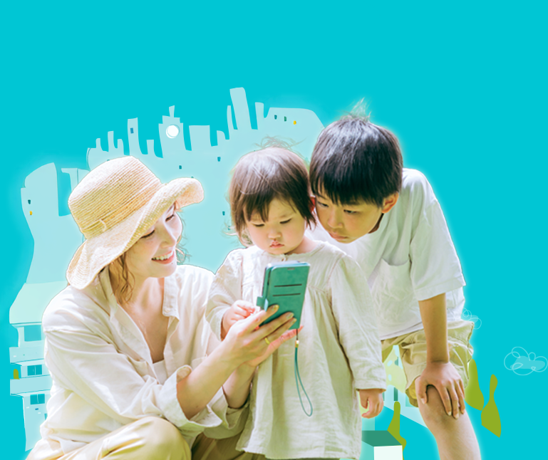  スマホ見守りアプリ操作を親子で見ている